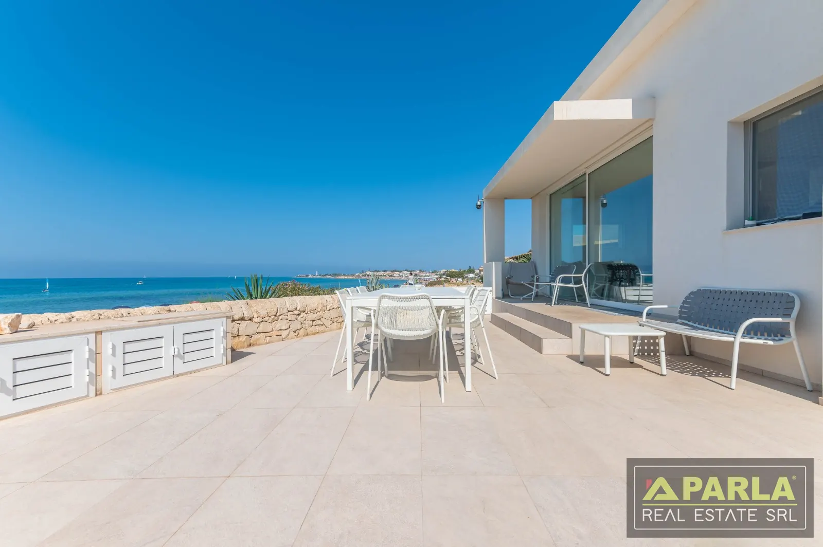 Terrazzin faċċata tal-baħar b’mejda tal-ikel