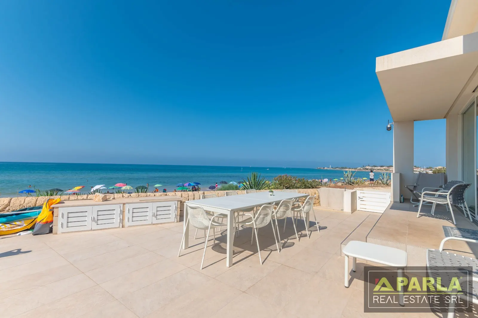 Terrazzin li jħares lejn il-bajja